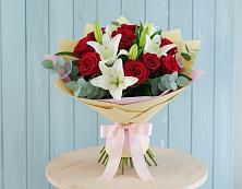 Букет цветов из:  Лилии и Розы в Ирбейском