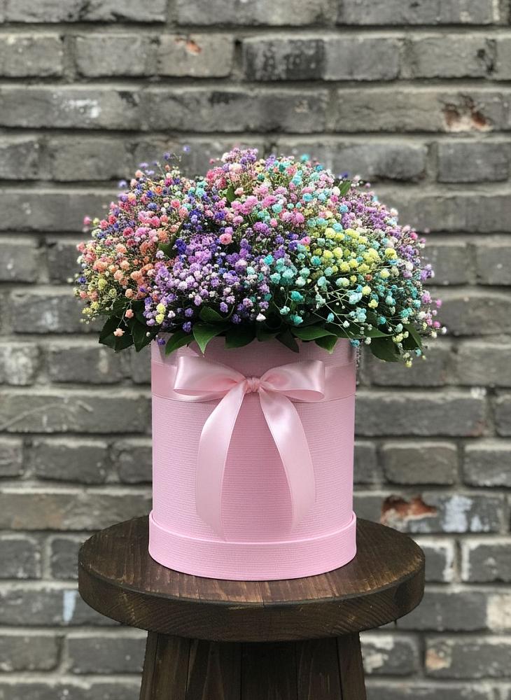 Цветочная композиция из Гипсофила и Розы в шляпной коробке в Ирбейском