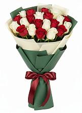 Букет Микс из красных и белых роз в Ирбейском