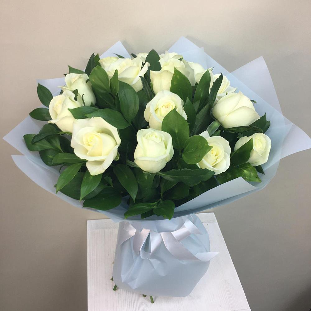 Букет 15 Белых роз Проуд в Ирбейском