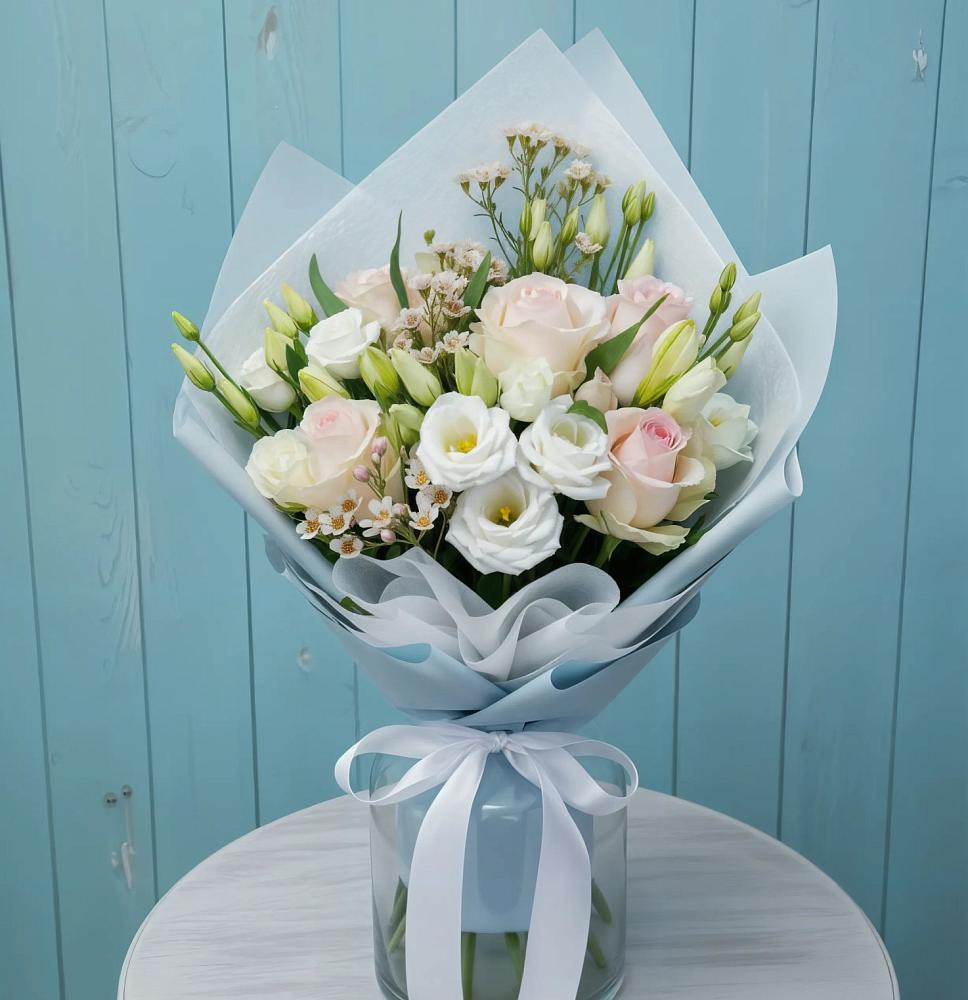 Букет цветов из: Розы и Лизиантусы в Ирбейском