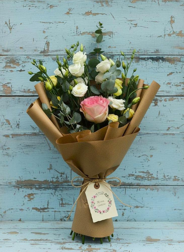 Букет цветов из: Розы и Лизиантусы в Ирбейском