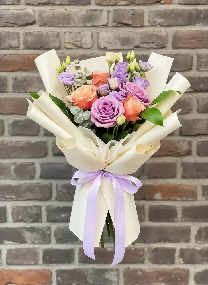 Букет цветов из: Лизиантусы и Розы в Ирбейском