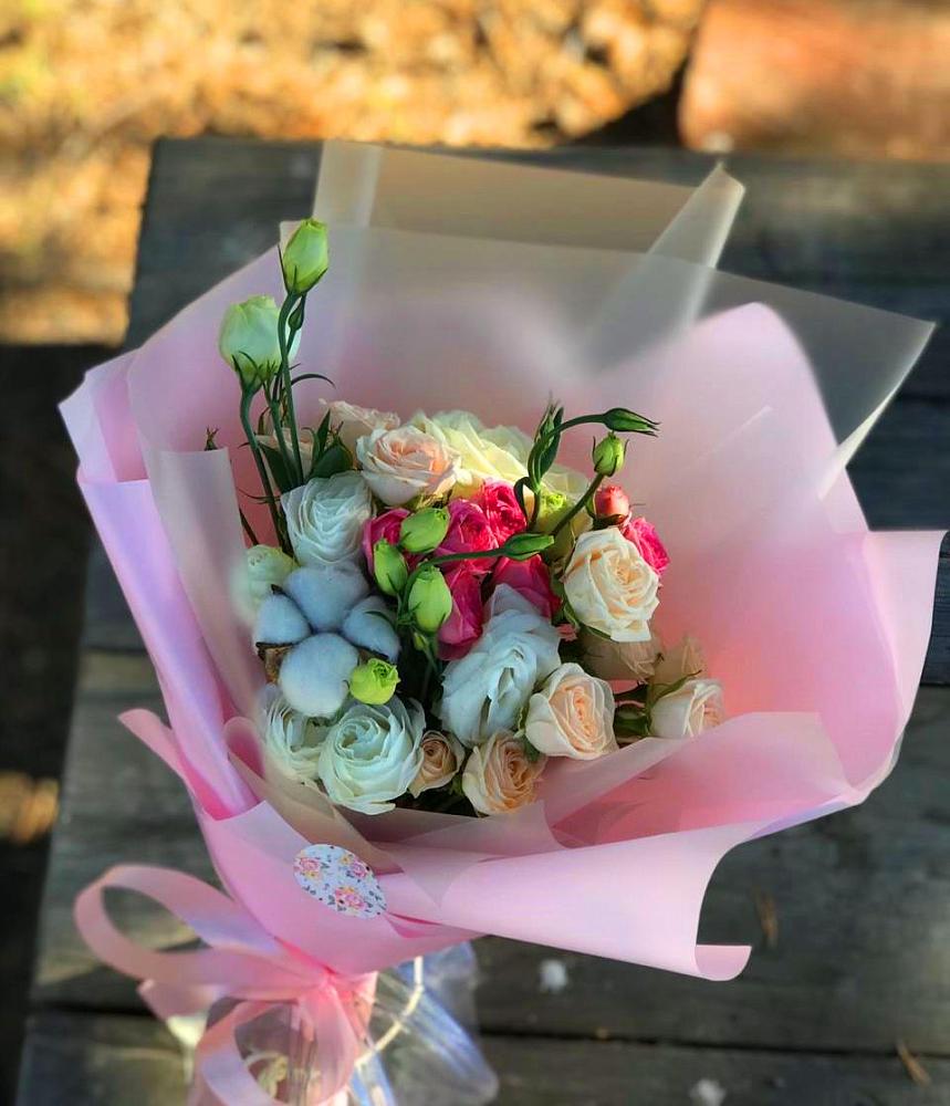 Букет цветов из: Розы и Лизиантусы в Ирбейском