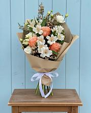 Букет цветов из:  Альстромерии, Лизиантусы, Розы и Хризантемы в Ирбейском