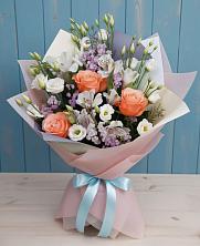 Букет цветов из:  Лизиантусы, Розы, Альстромерии и Гипсофила в Ирбейском