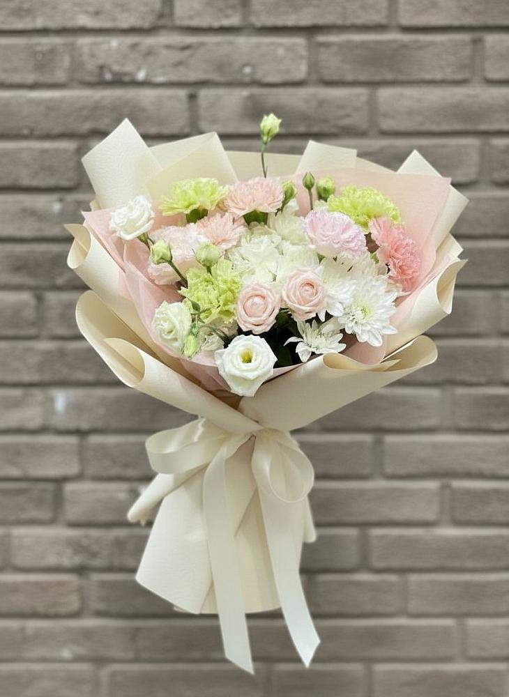 Букет цветов из: Гвоздики, Розы, Лизиантусы и Хризантемы в Ирбейском