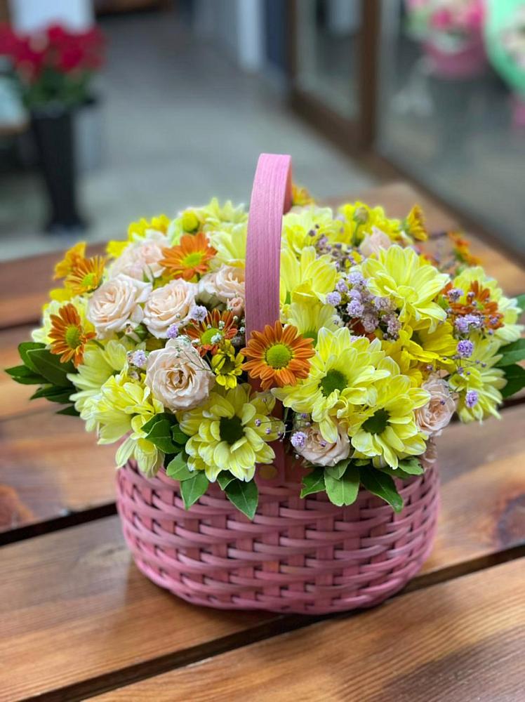 Цветочная композиция из Хризантемы и Розы в корзине в Ирбейском