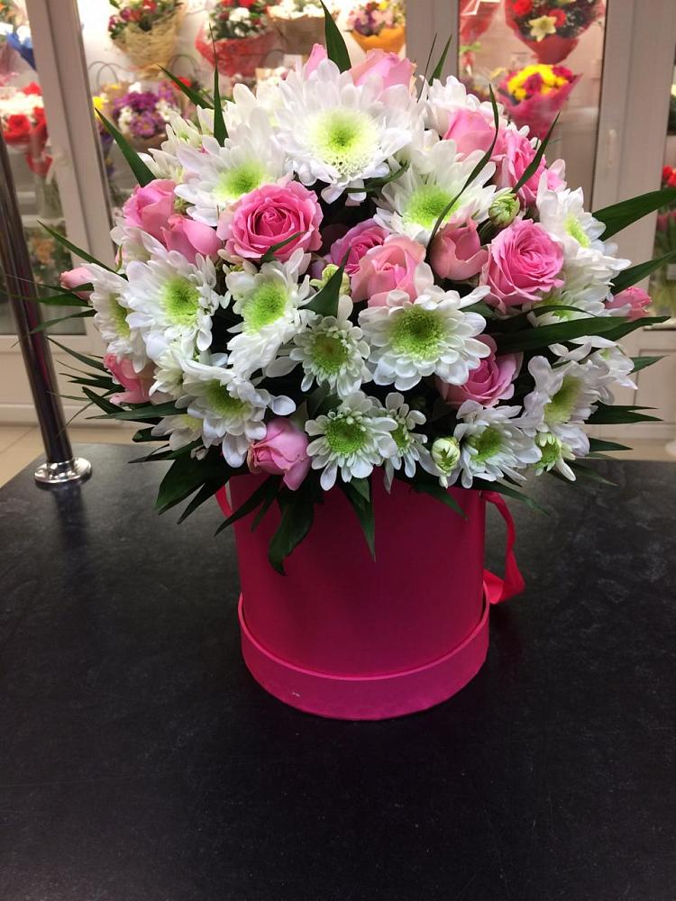 Цветочная композиция из Розы и Хризантемы в шляпной коробке в Ирбейском