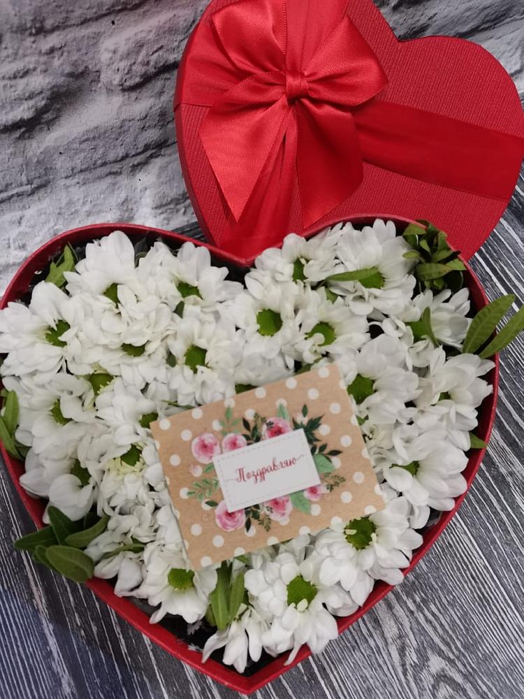 Цветочная композиция из Хризантемы в виде сердца в Ирбейском