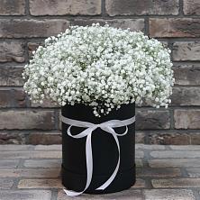Цветочная композиция из Гипсофила в шляпной коробке в Ирбейском