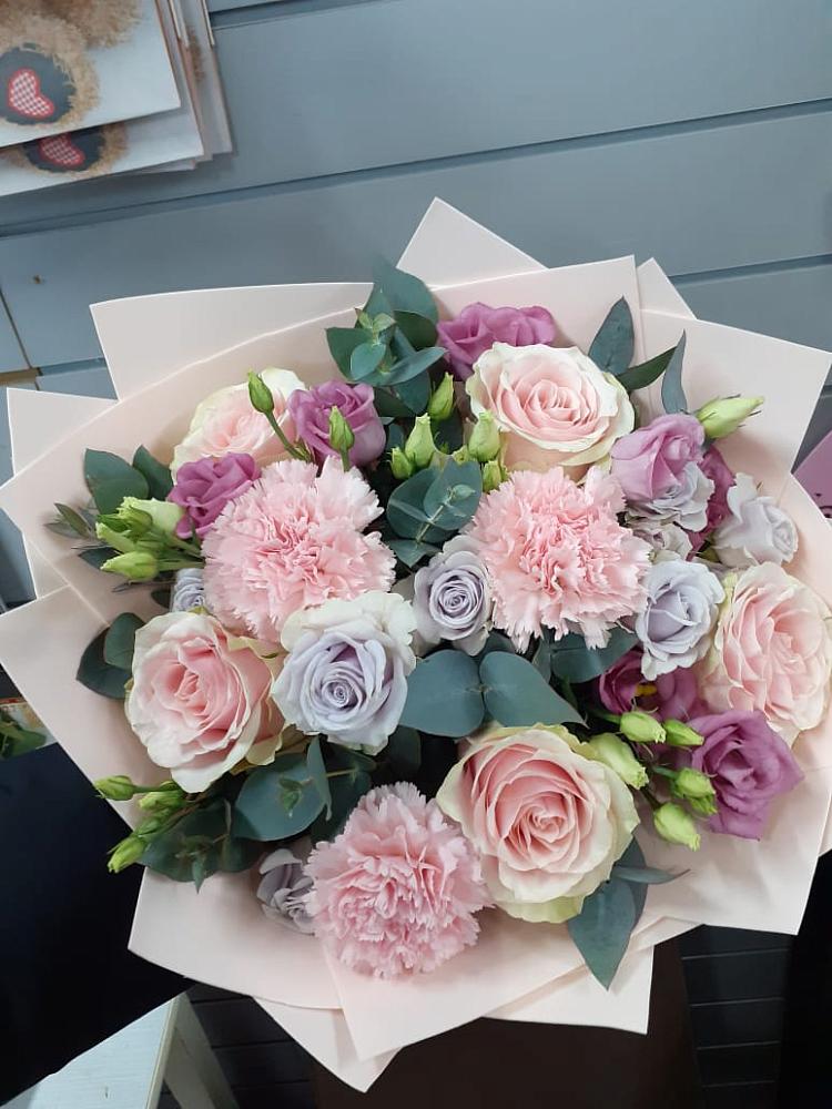 Букет цветов из: Розы, Гвоздики и Лизиантусы в Ирбейском