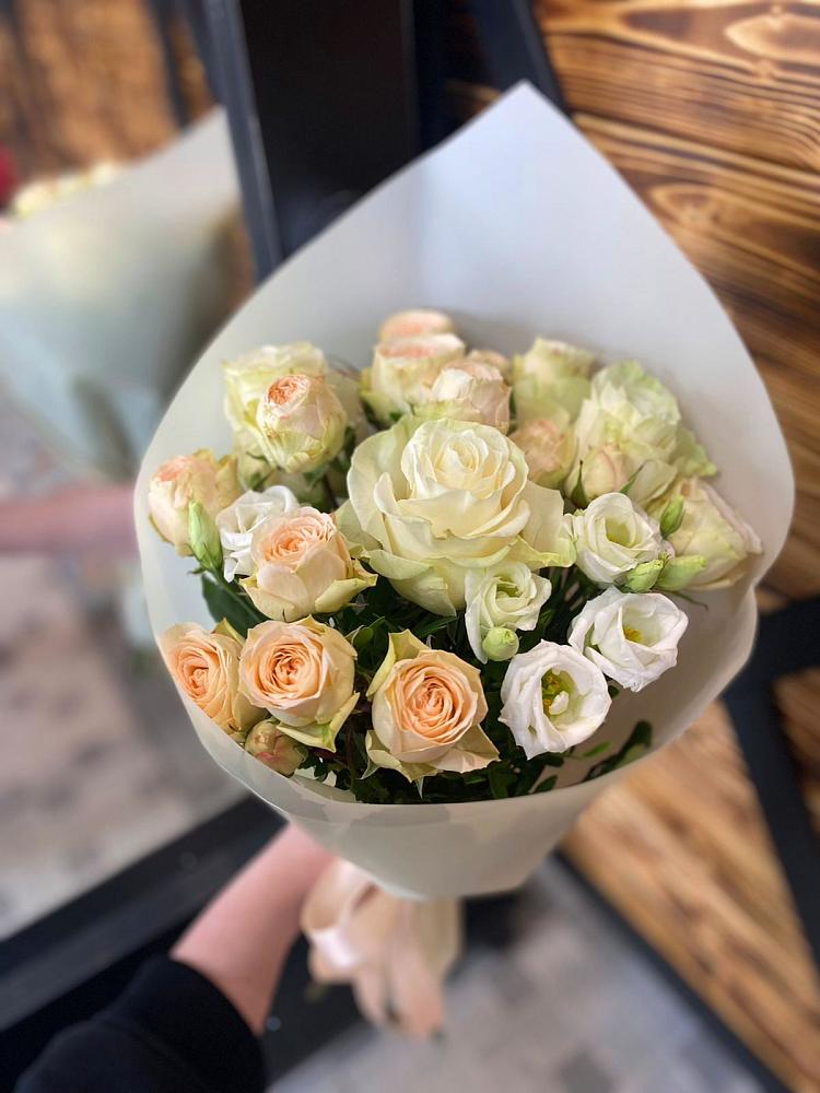 Букет цветов из: Розы и Лизиантусы в Ирбейском